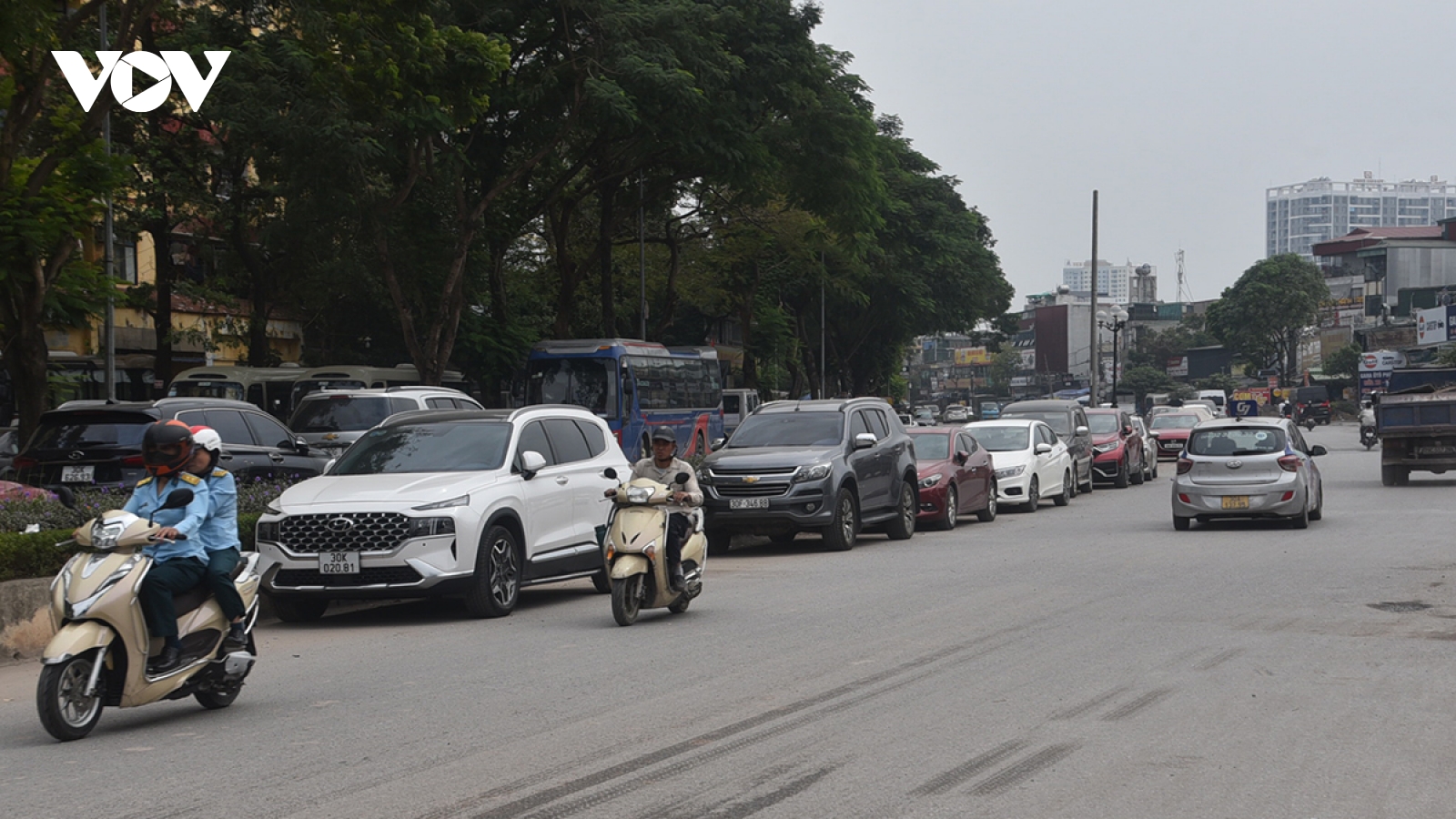 Hà Nội: Bãi xe "mọc" giữa lòng đường của dự án thi công dở dang